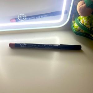 I am selling a lipliner